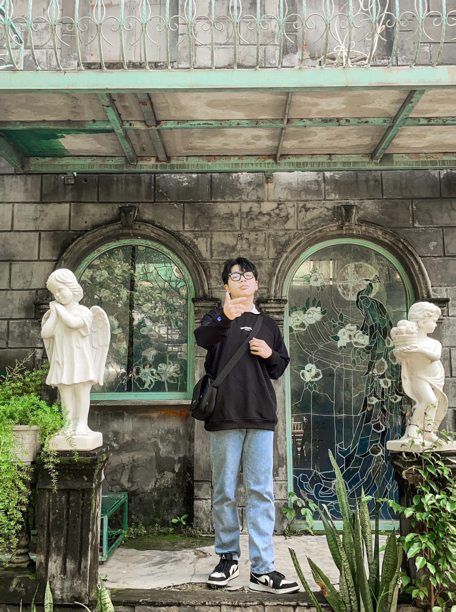 Lê Đức Anh đang tham quan không gian sáng tạo